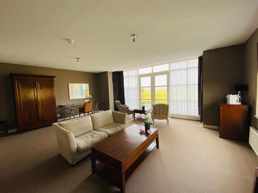 Landhotel De Ijsvogel Sint Nicolaasga ภายนอก รูปภาพ